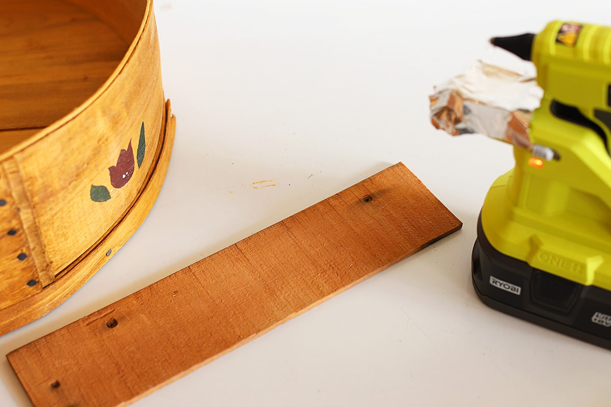 A small wooden shelf for the bottom of the round cheese box.