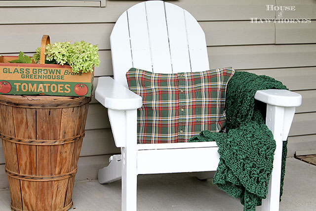 Easy to follow instructions for making DIY no-sew pillows from shirts - quick and simple 