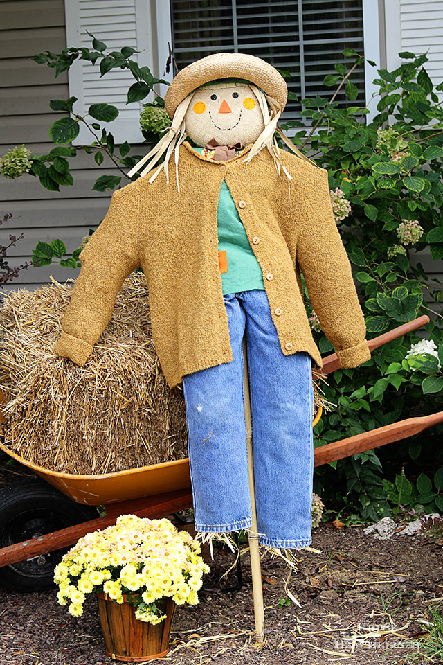DIY scarecrow tutorial for fall decor. She used an inexpensive JoAnn Fabrics' stick scarecrow and thrift store clothing to doll her up! DIY scarecrow tutorial for fall decor. She used an inexpensive JoAnn Fabrics' stick scarecrow and thrift store clothing to doll her up!