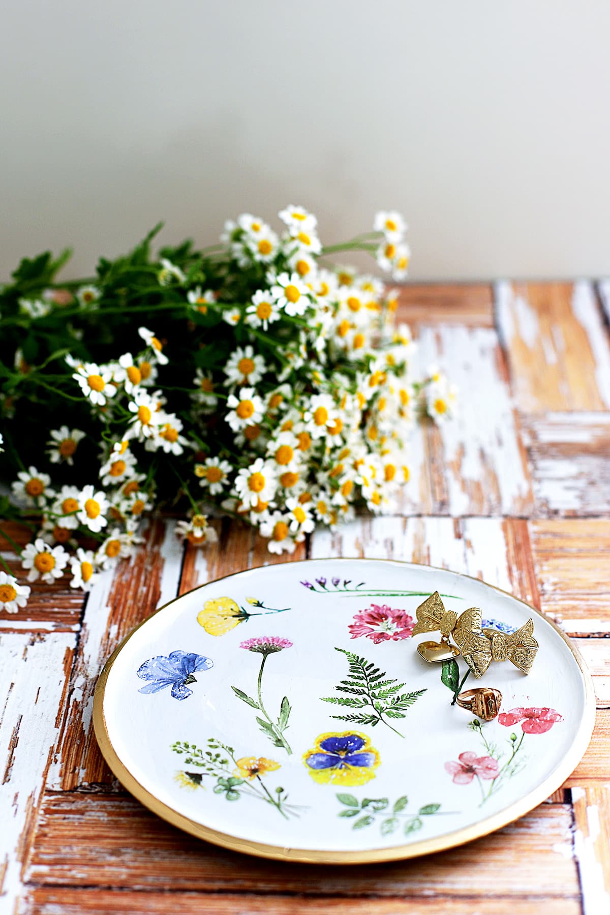 Give thrift store decor a budget-friendly makeover! Learn how to use rub-on transfers on repurposed thrift store finds to create stunning wooden decor pieces. This easy DIY adds charm to trays, bowls, and more! #BudgetCrafts #ThriftStoreDecor