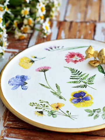 Give thrift store decor a budget-friendly makeover! Learn how to use rub-on transfers on repurposed thrift store finds to create stunning wooden decor pieces. This easy DIY adds charm to trays, bowls, and more!