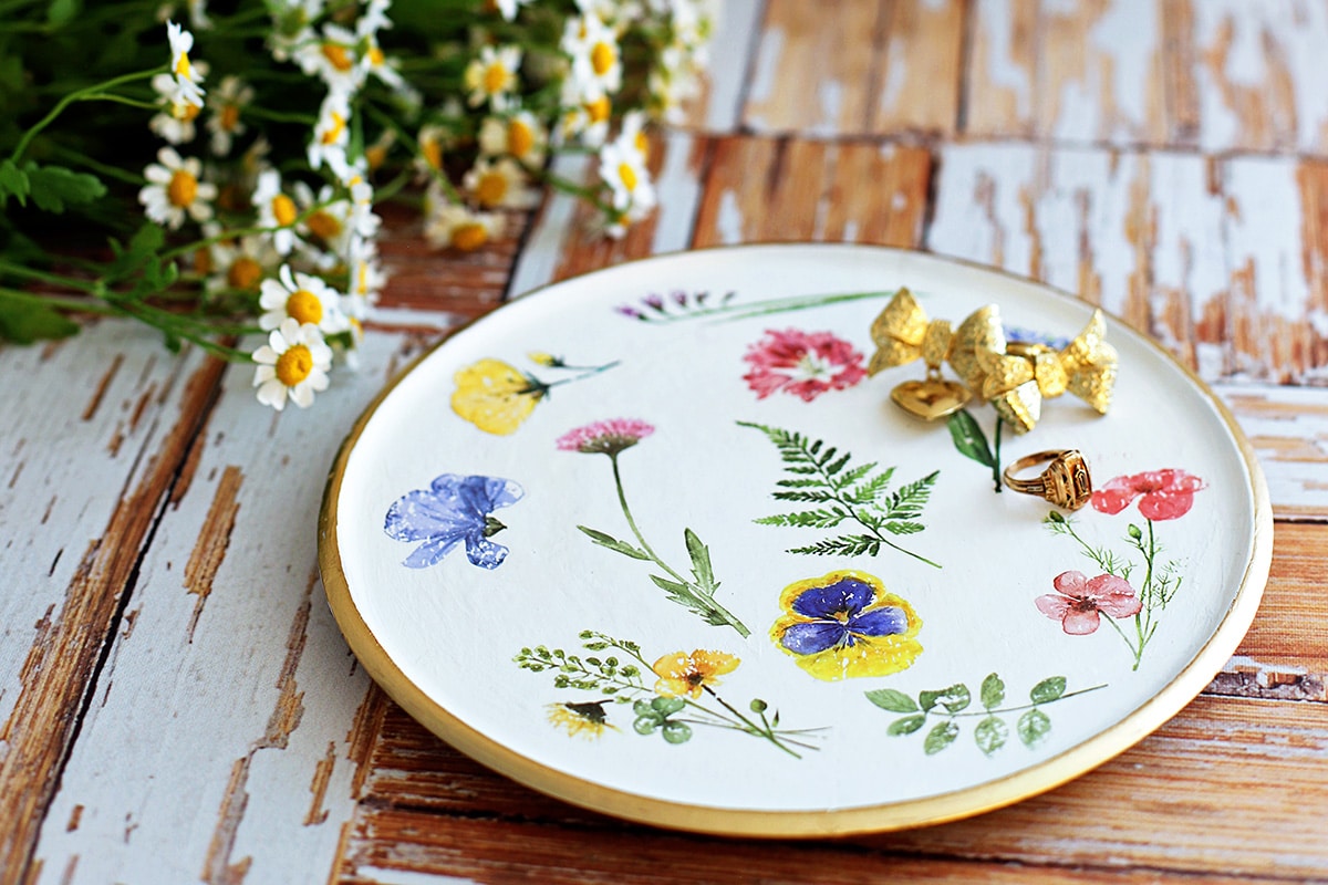 Give thrift store decor a budget-friendly makeover! Learn how to use rub-on transfers on repurposed thrift store finds to create stunning wooden decor pieces. This easy DIY adds charm to trays, bowls, and more!
